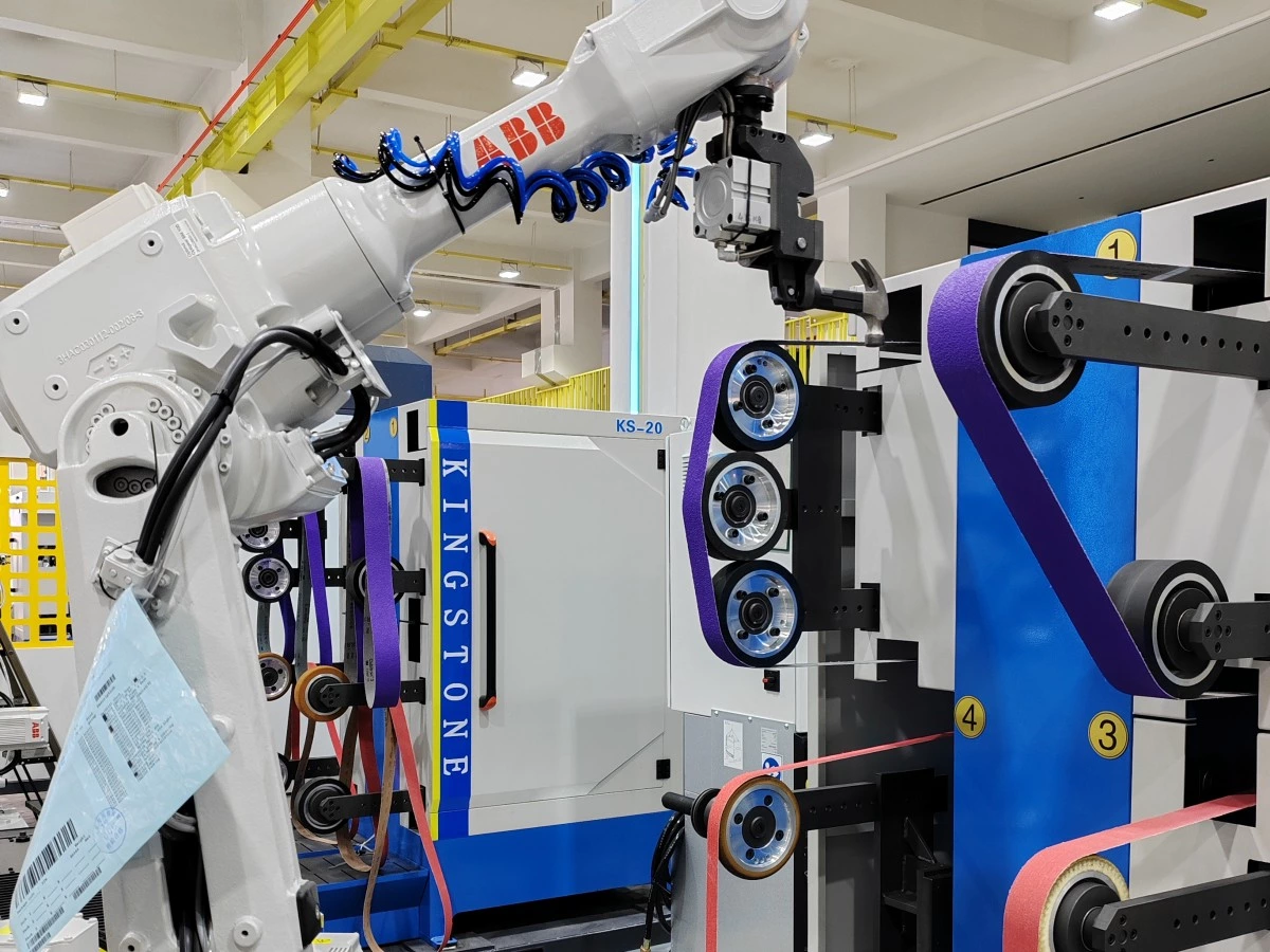 Robotic polishing system maintaining stable contact force