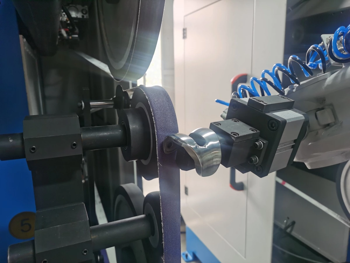 Contact wheel supporting an abrasive belt during metal grinding